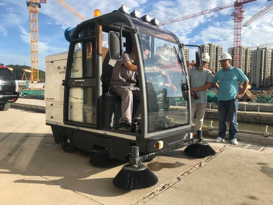 乌鲁木齐龙海市电动清扫车：现代城市清洁的新解决方案